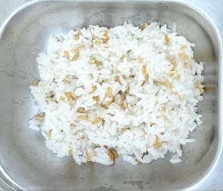 White rice mixed with oats