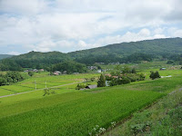 校舎は小高い丘の上、田園風景が素晴らしい・・・