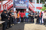  Pnt lr Maurits Mantiri MM diwakili pengurus PKB Rayon Bitung Serahkan Bantuan Korban Bencana Amurang