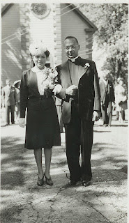 Esther Taylor et Rev John Melville Burgess pendant leur jour de mariage à l'église anglicane St. Peter's