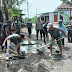 Kapolsek Praya Tengah Berbaur Bersama Warga Gotong Royong Pengecoran Jalan