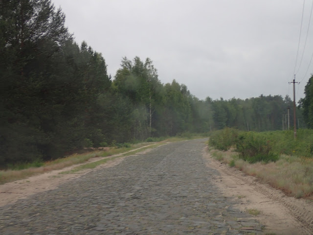 Bruk, prawie jak na drodze do Szacka. Chyba jeszcze z polskich czasów