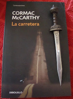 Portada del libro La carretera, de Cormac McCarthy