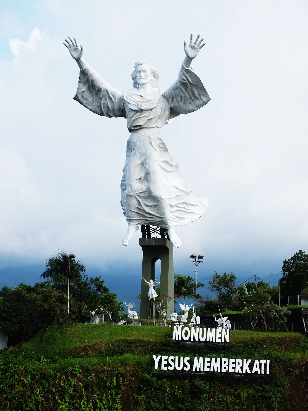      hidup adalah petualangan      monumen