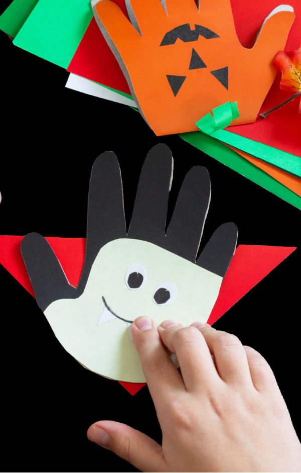 Turn kids hand prints into adorable Halloween art and make "SPOOKY HANDS" #halloween #halloweencrafts #handprintcraftsforkids #spookyhands #growingajeweledrose #activtiesforkids