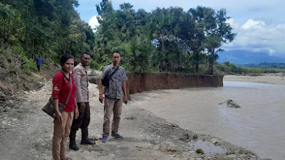  Di Lokasi Longsor, PLH Camat Takari Beri Bantuan Bahan Bangunan untuk tiga Rumah ini