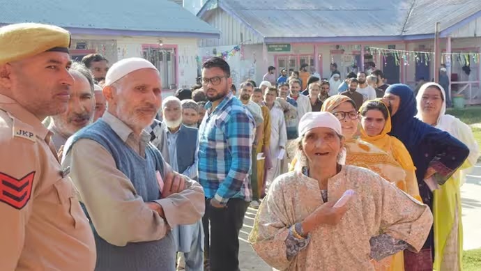 जम्मू-कश्मीर चुनाव: दूसरे चरण में धीमी शुरुआत, 26 सीटों पर बड़ा मुकाबला
