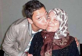 Foto Ozil dengan Ibunya Gulizar Özil