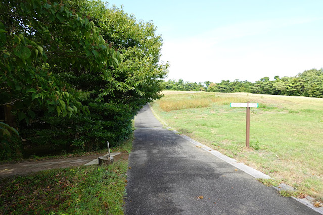 鳥取県西伯郡大山町妻木　鳥取県立むきばんだ史跡公園　休息所の前