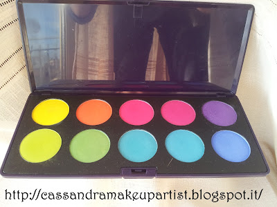 Palette "Intensissimi" - Arcobaleni - Neve Cosmetics Make Up - Trucco minerale - INCI - Ingredienti - Prezzo - PAO - Recensione - Review - Swatch - Bananas - Magma - Watermelon - Diva - Velvet - Alien - Grass - Acquario - Brivido - Night Life