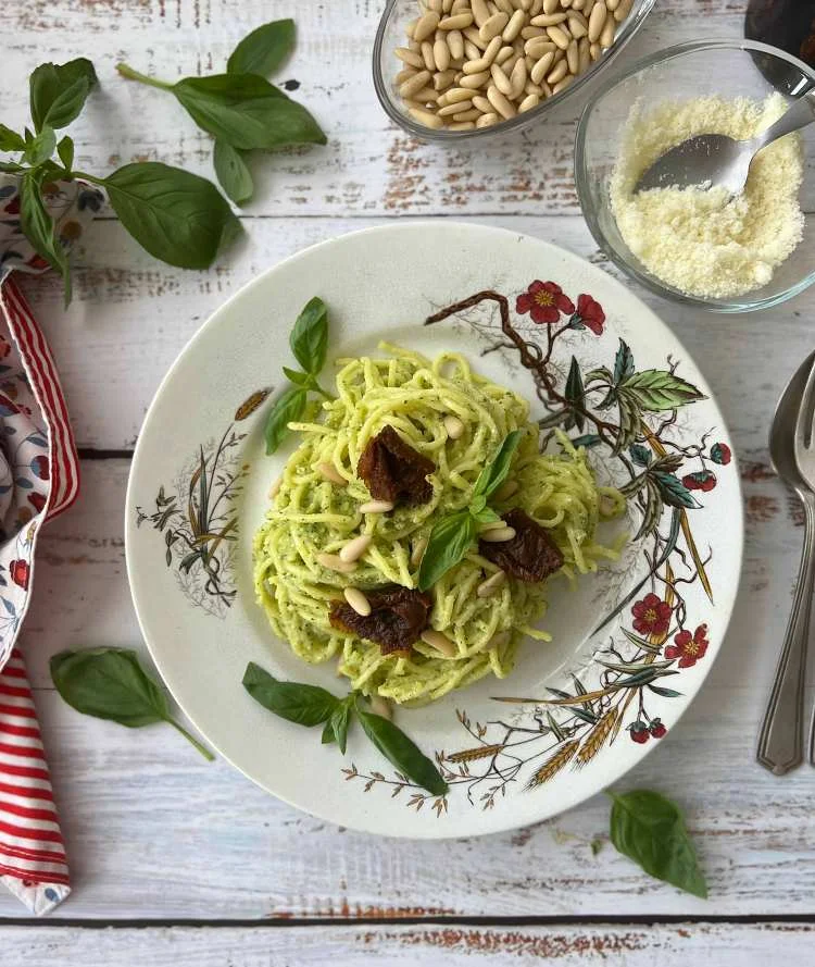 Espaguetis con pesto de calabacín