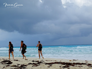 Turistas en playa delfines Cancun