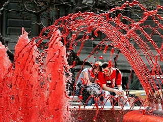 Foto Air Mancur Rumania Yang Berwarna Merah [ www.BlogApaAja.com ]