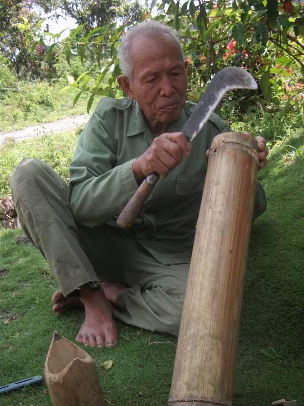 Download this Pak Umar Sedang Memproses Bambu Untuk Membuat Talempong Batuang picture