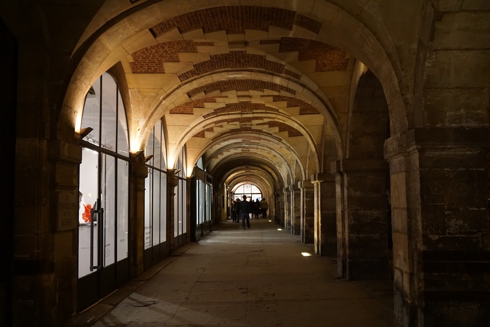 ヴォージュ広場（Place des Vosges）の回廊