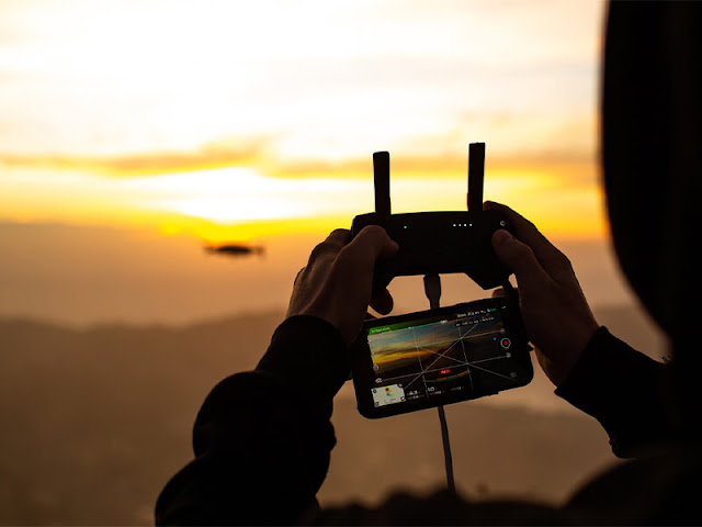 usando o controle que pilota o drone