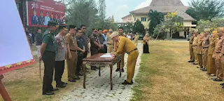 Apel dan Penandatanganan Fakta Integritas Netralitas ASN di lingkup Pemkab Tulang Bawang Barat digelar di lapangan Pemkab Tulang Bawang Barat, Jln. Tuan Rio Sanak, Tiyuh/Desa Panaragan, Kecamatan Tulang Bawang Tengah, Kabupaten Tulang Bawang Barat.