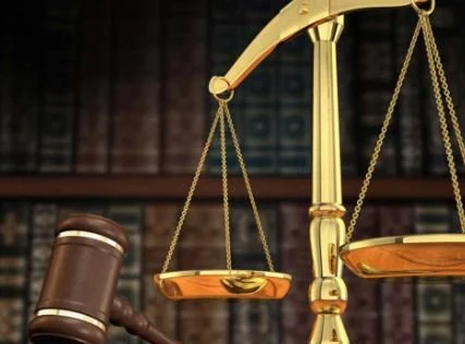 An Iyaganku Magistrates’ Court in Ibadan, Oyo State, on Wednesday, ordered that a 29-year-old man, Aliu Oladeji, be remanded in a custodial centre for allegedly beating a thief to death.