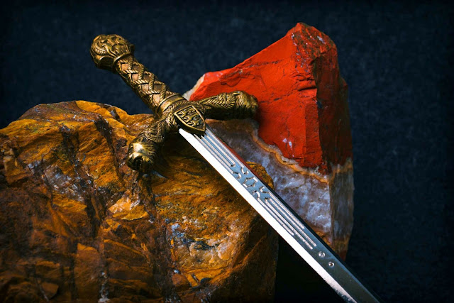 Дайнслейф   —   меч короля Хёгни