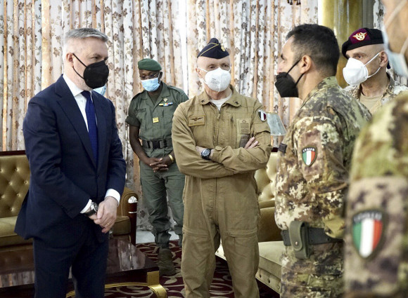 وزير الدفاع الإيطالي يزور مالي والنيجر مؤكدا عزم إيطاليا على "تعزيز وجودها في منطقة الساحل"
