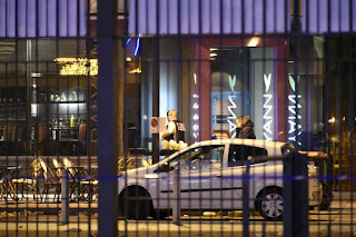 Explosion stade de France, des policiers dans la brasserie touchée.