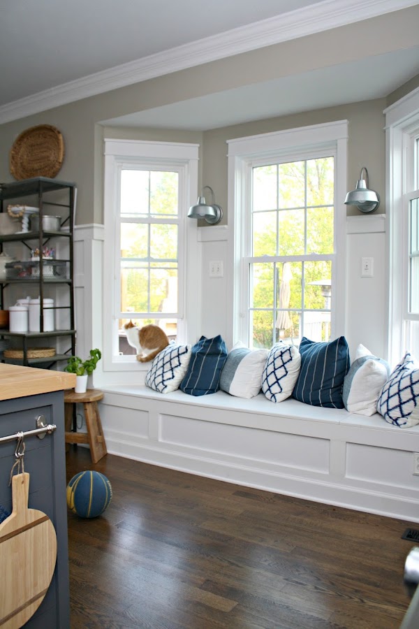 window seat in kitchen 