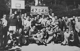 Jugadors del CB Manresa i el CD Manresa a la pista de bàsquet de les Piscines Municipals l'any 1950. Arxiu: Col·lecció Pere Puig Vila