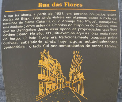 Placa de informação turística sobre a Rua das Flores