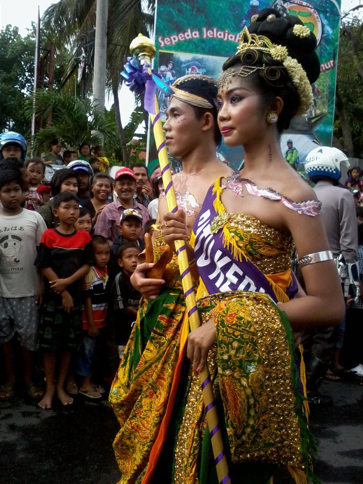 Hari berikutnya 18 Juli kami pergi ke Kawasan Wisata Selomangleng di Kediri Pagi hari kami berangkat pk05 30 dengan berjalan kaki melawati persawahan