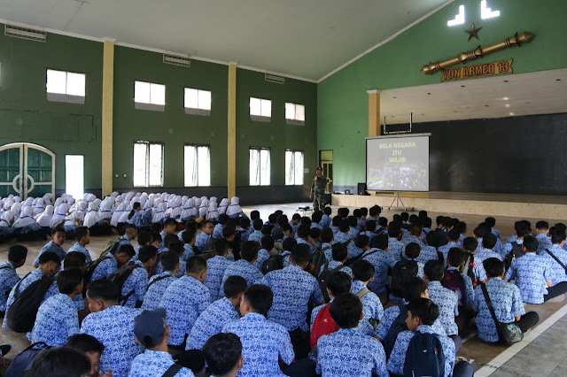   Kostrad Soldiers Give Nationality Insights To Students of SMPN 1 Cibadak