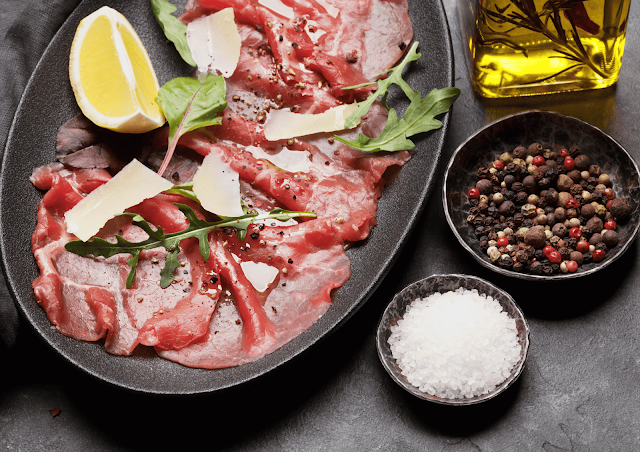 Carpaccio di carne con olio extravergine di oliva