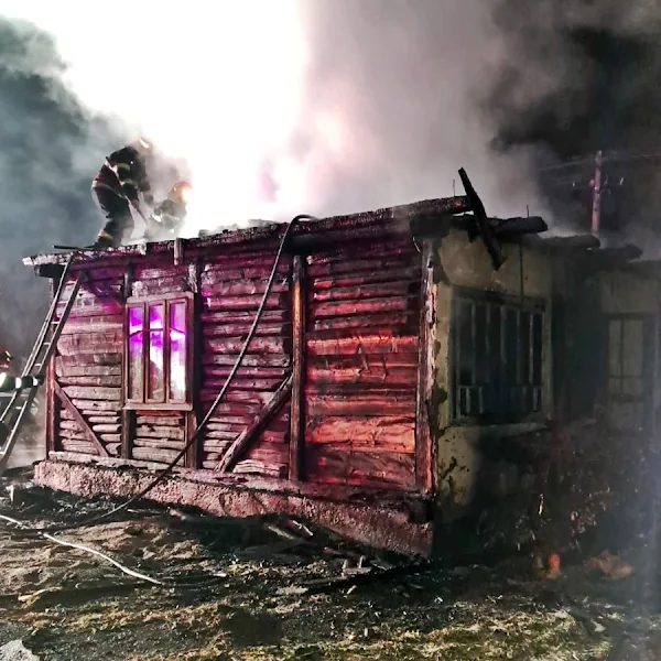 Bătrân găsit mort în casa cuprinsă de incendiu, la Sasca Mică