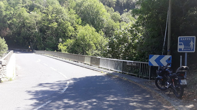 Carretera de Francia viaje en moto 125 cc Honda CB125F