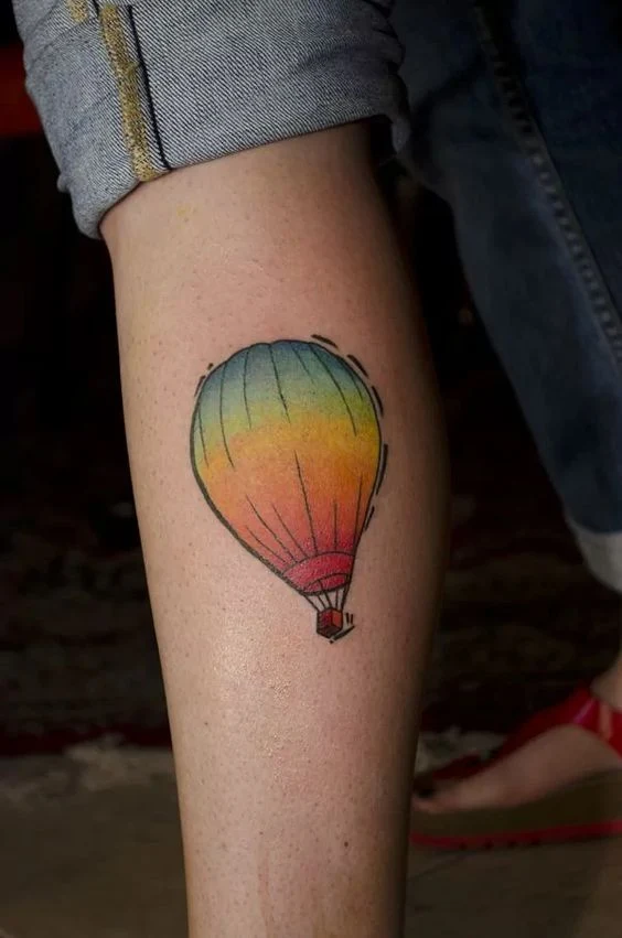 imagen de un tatuaje de globo aerostatico para mujer