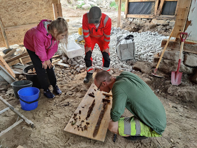 Ταφή Βίκινγκ, σπαθί και θησαυρός που ανακαλύφθηκαν κατά τη διάρκεια ανασκαφής για την ανακαίνιση σπιτιού
