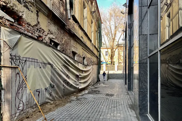 Верхний Предтеченский переулок, дворы, флигель бывшей городской усадьбы Резановых (построен в начале XIX века), бизнес-центр «Премьер Плаза» (бывшая Обувная фабрика имени Капранова Московского промышленно-торгового обувного объединения «Восток»)