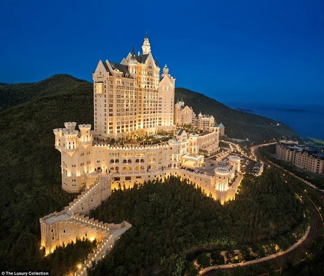 The Castle Hotel w Dalian (Chiny) - chiński hotel, który wygląda jak europejski zamek.