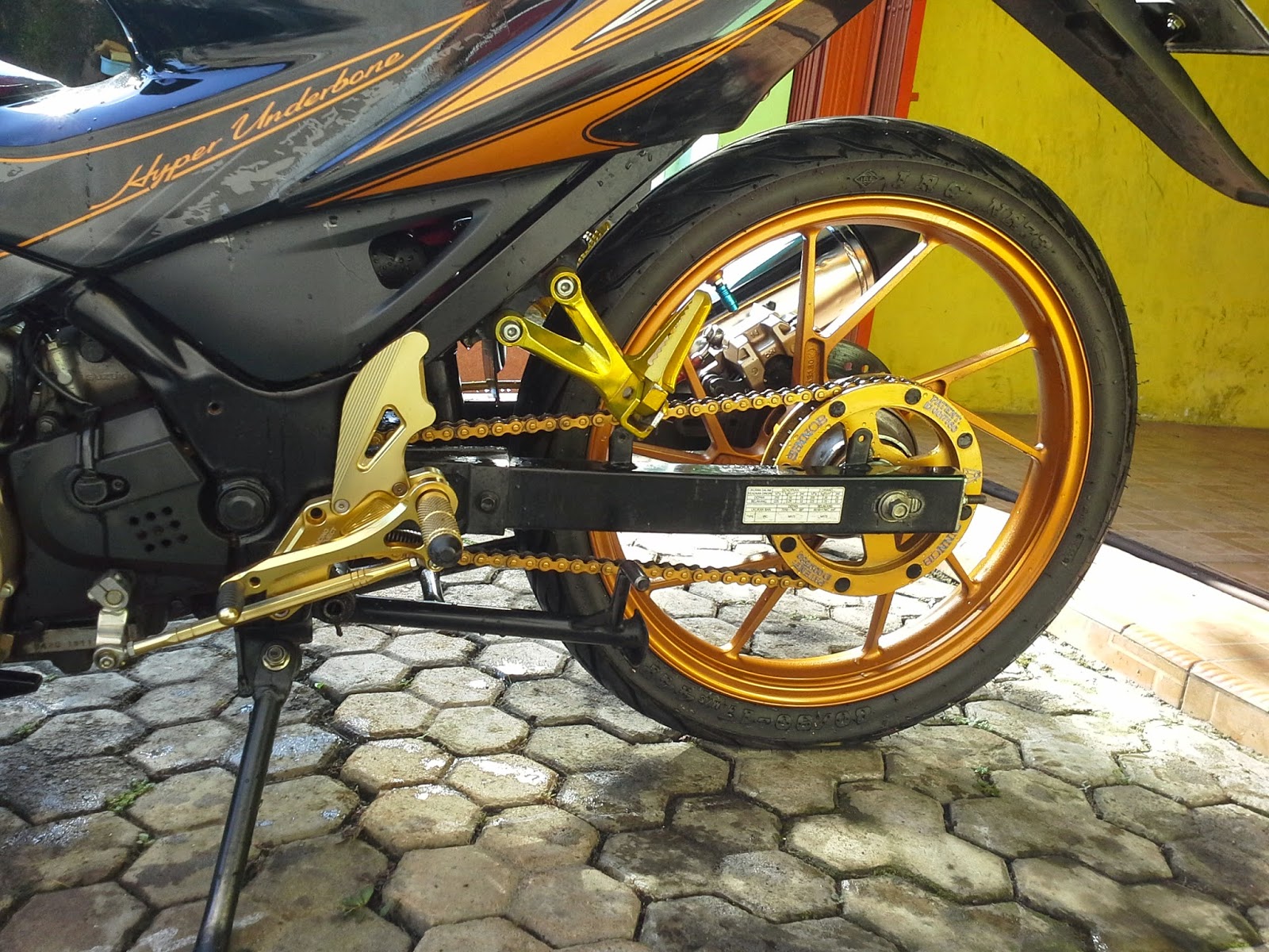 Modifikasi Simple Suzuki Satria FU 150 Gold