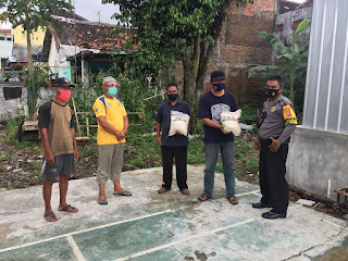 Peduli Kepada Warganya, Bhabinkamtibmas Demangan Distribusikan Paket Beras ke Warga Terdampak Covid-19