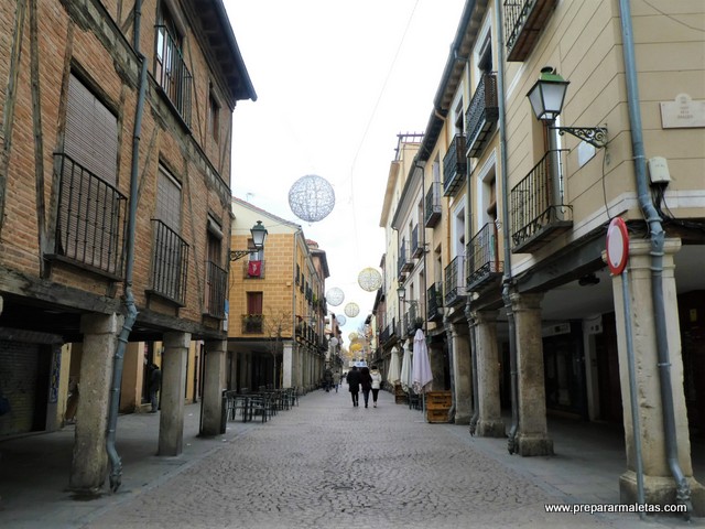 recorrer la calle mayor de Alcalá de Henares