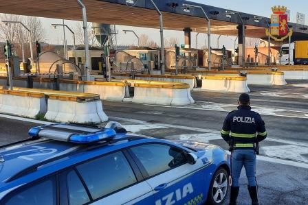 Modena, viaggiano in A1 con oltre 2 etti di cocaina: arrestati dalla Polizia di Stato