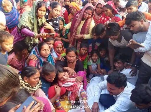 संदिग्ध परिस्थितियों में दलित युवक की मौत, सड़क पर शव रखकर प्रदर्शन, केस दर्ज