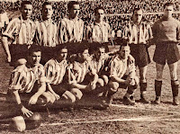 ATLÉTICO DE BILBAO - Bilbao, España - Temporada 1942-43 - Panizo, Ortúzar, Zarra, Iriondo, Bertol y Lezama; Nando, Albizúa, Gaínza, Mieza y Arqueta - El At. Bilbao se proclamó Campeón de la Liga en 1ª División, con Urquizu de entrenador