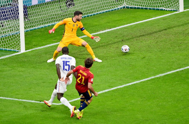Mikel Oyarzabal le gana la acción a Upamecano y bate a Hugo Lloris para marcar el gol de España. SELECCIÓN DE ESPAÑA 1 SELECCIÓN DE FRANCIA 2. 10/10/2021. Liga de Naciones de la UEFA, final. Milán, Italia, estadio de San Siro. GOLES: 1-0: 64’, Mikel Oyarzabal. 1-1: 66’, Karim Benzema. 1-2: 80’, Kylian Mbappé.