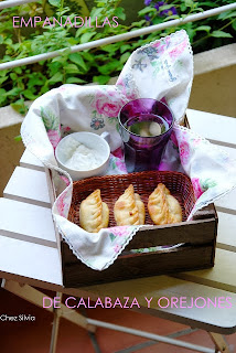 Empanadillas de calabaza y orejones con crema de yogurt a la menta. 