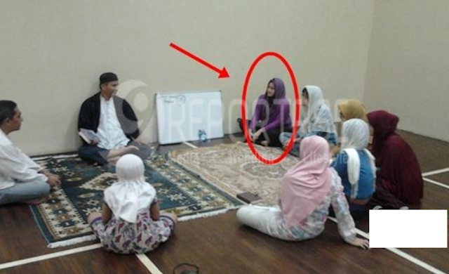 Jika Istri Memergoki Suami Lagi Chattingan Lewat HP dengan Wanita Lain, Apa yang Harus Dilakukan Istri? Begini Jawaban Pak Ustadz...