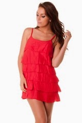 femme en robe rouge