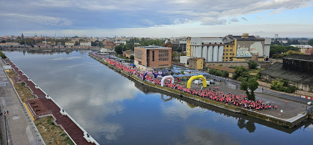 PINK RANNING, NELLA DARSENA DI CITTÀ UNA MAREA ROSA DICE “NO” ALLA VIOLENZA SULLE DONNE