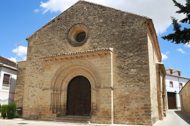 Fachada de típica iglesia antigua.