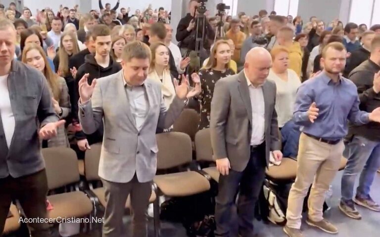 Cristianos ucranianos reunidos en iglesia